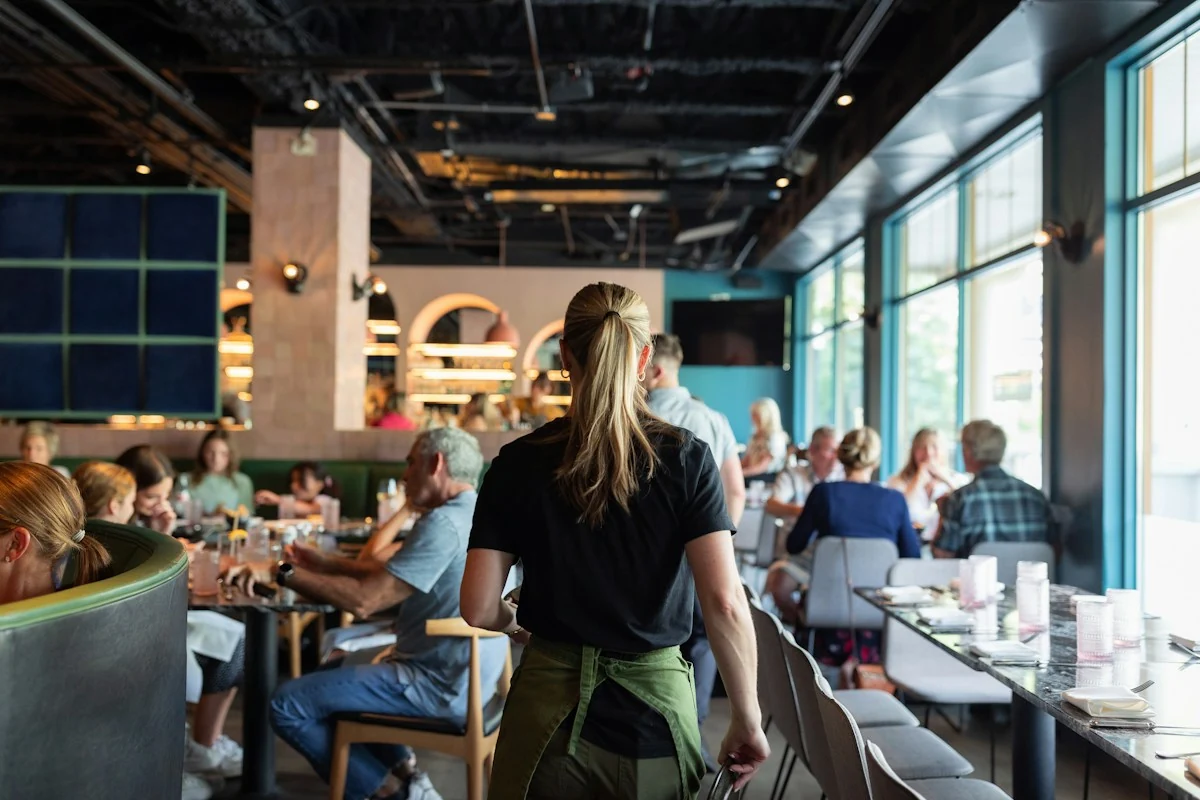 Une professionnelle de salle dans un restaurant animé